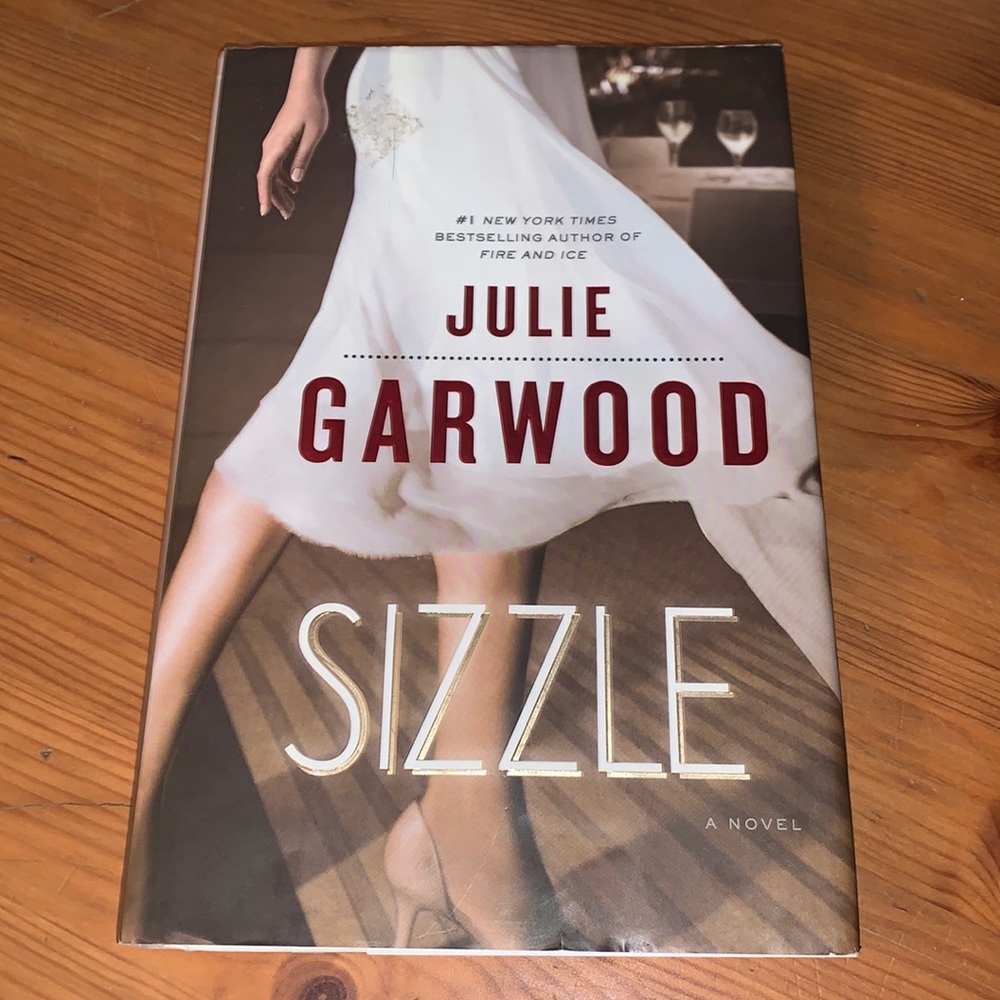 🔥4/$25🔥 sizzle by Julie Garwood